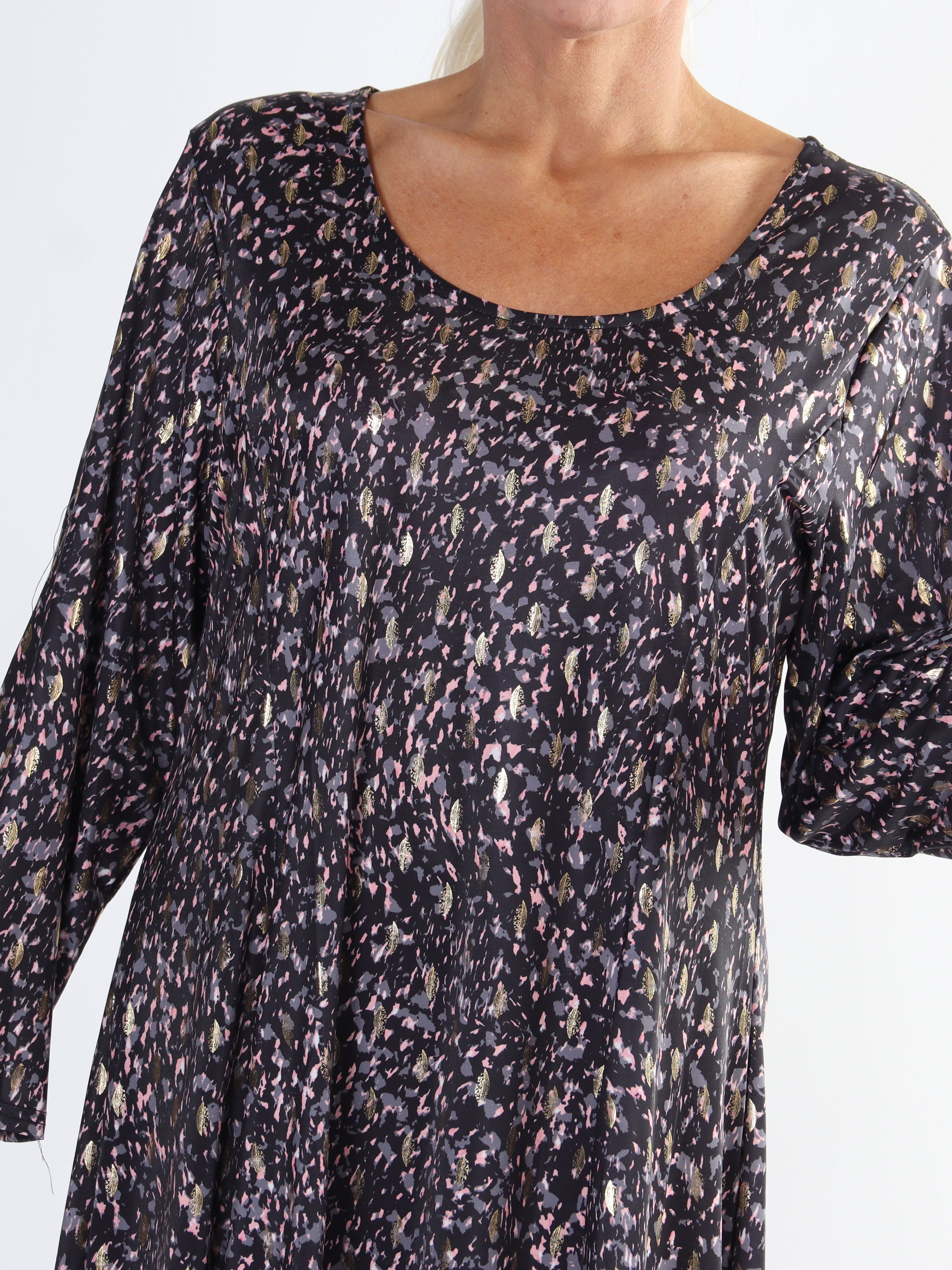 Maj Pattern L/S - Elastisk plus size kjole i print med gulddetaljer